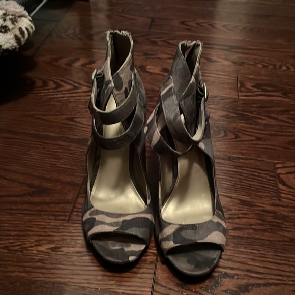 Army colour heels , 9 1/2 for size . Wore twice - Picture 2 of 2